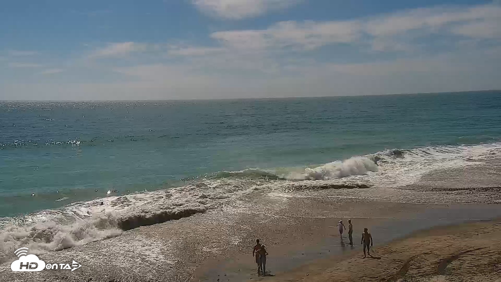 Snapshot of Carlsbad Beach Surf Live Webcam taken Aug 18, 2026, 3:18pm PDT