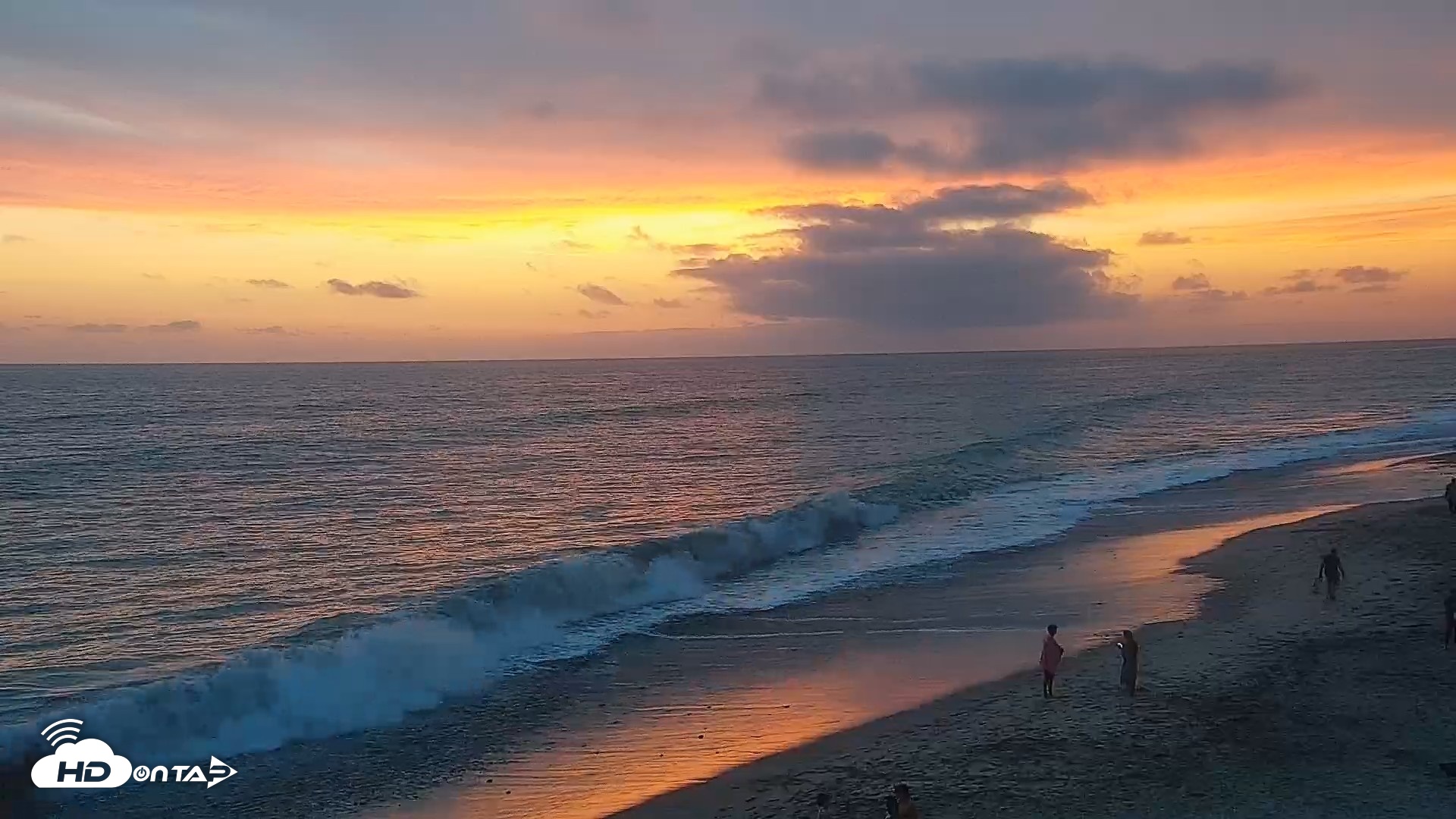Snapshot of Carlsbad Beach Surf Live Webcam taken Aug 10, 2026, 7:51pm PDT