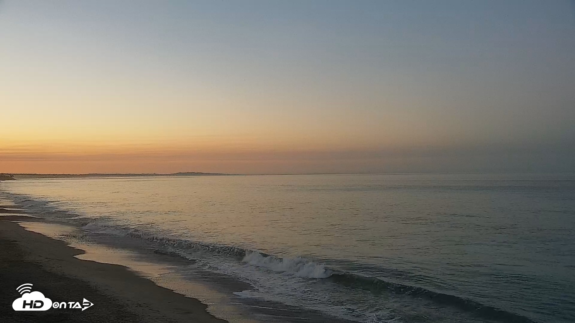 Snapshot of Carlsbad Beach Surf Live Webcam taken Oct 4, 2026, 6:31am PDT