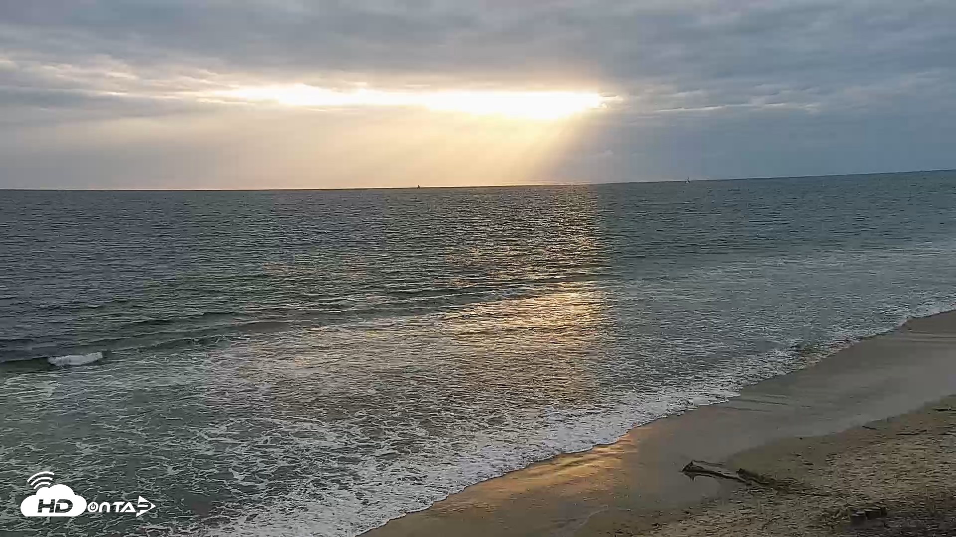 Snapshot of Carlsbad Beach Surf Live Webcam taken May 3, 2026, 6:56pm PDT
