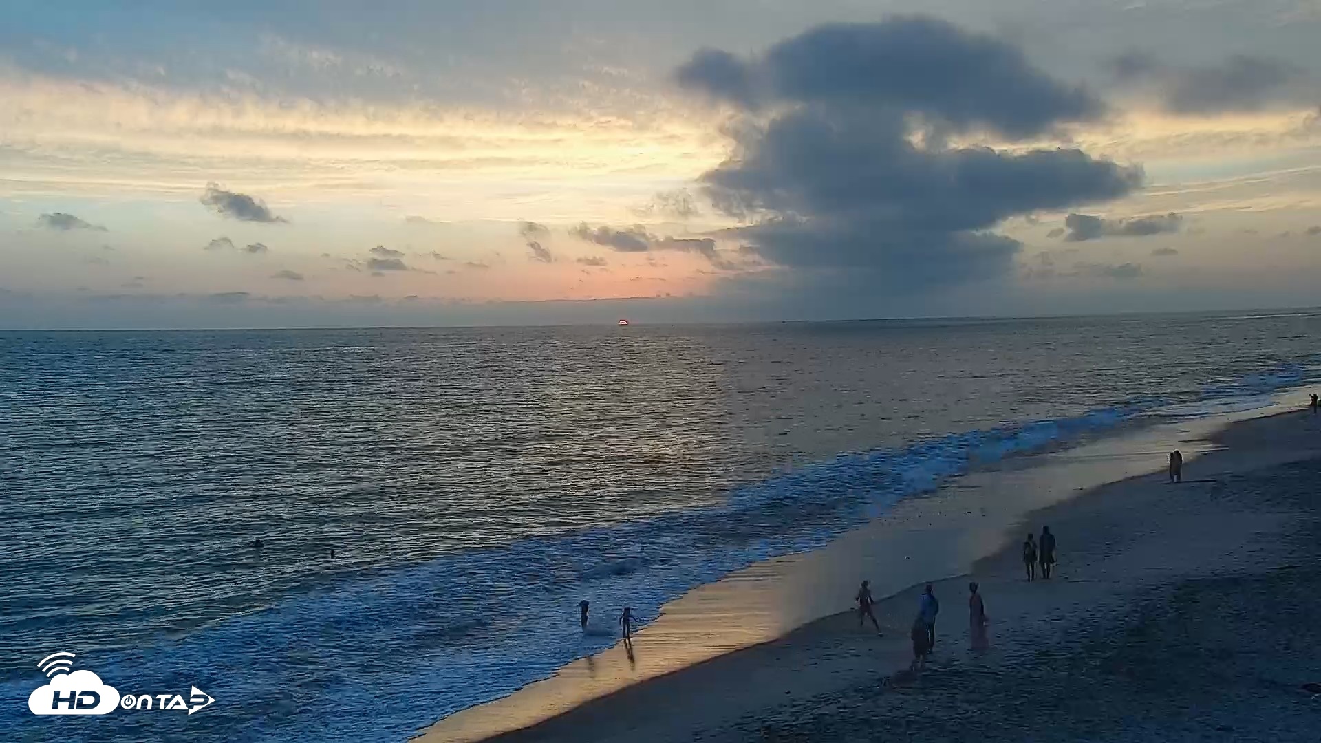 Snapshot of Carlsbad Beach Surf Live Webcam taken Aug 10, 2026, 7:40pm PDT