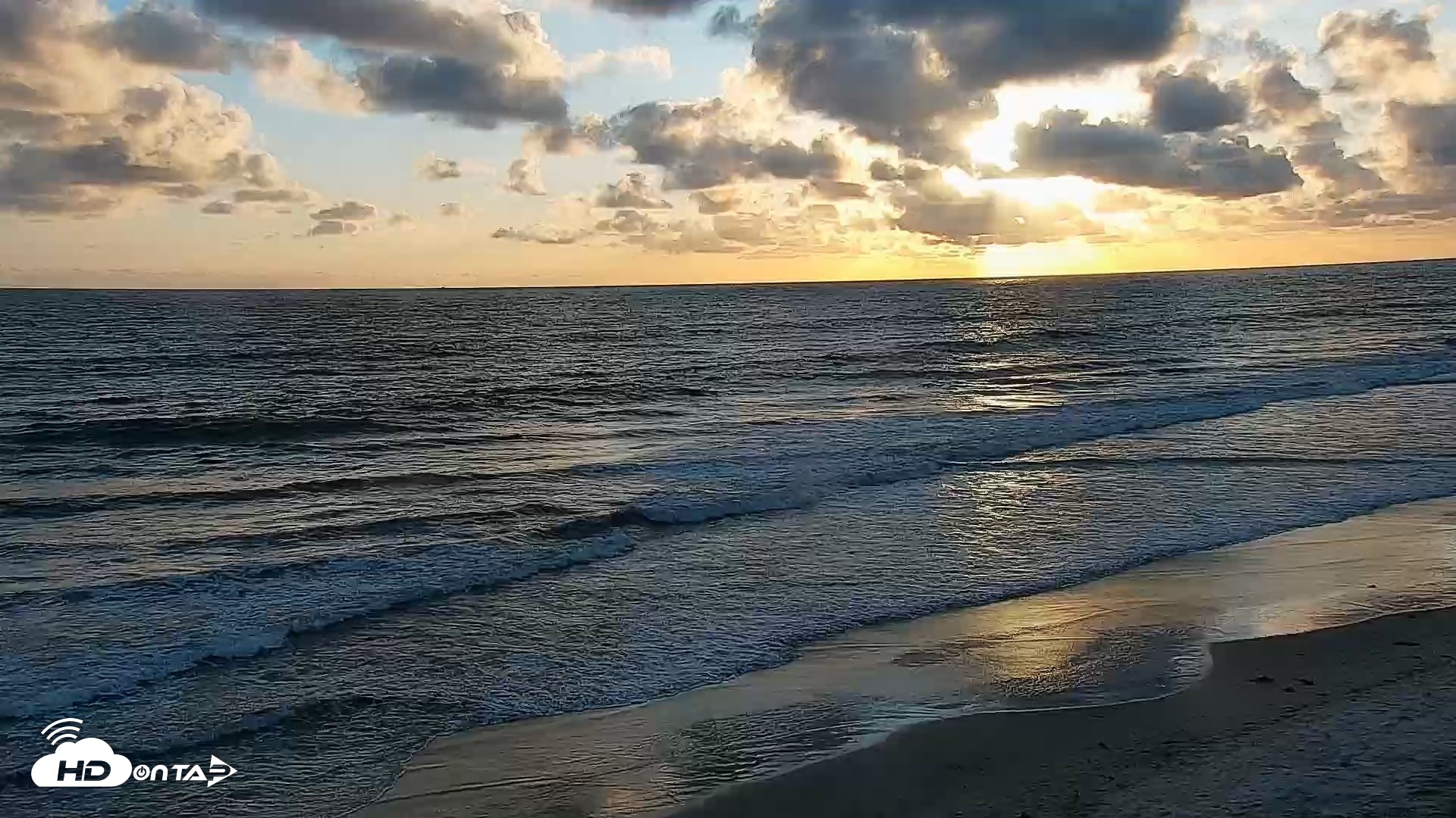 Snapshot of Carlsbad Beach Surf Live Webcam taken May 5, 2026, 7:11pm PDT