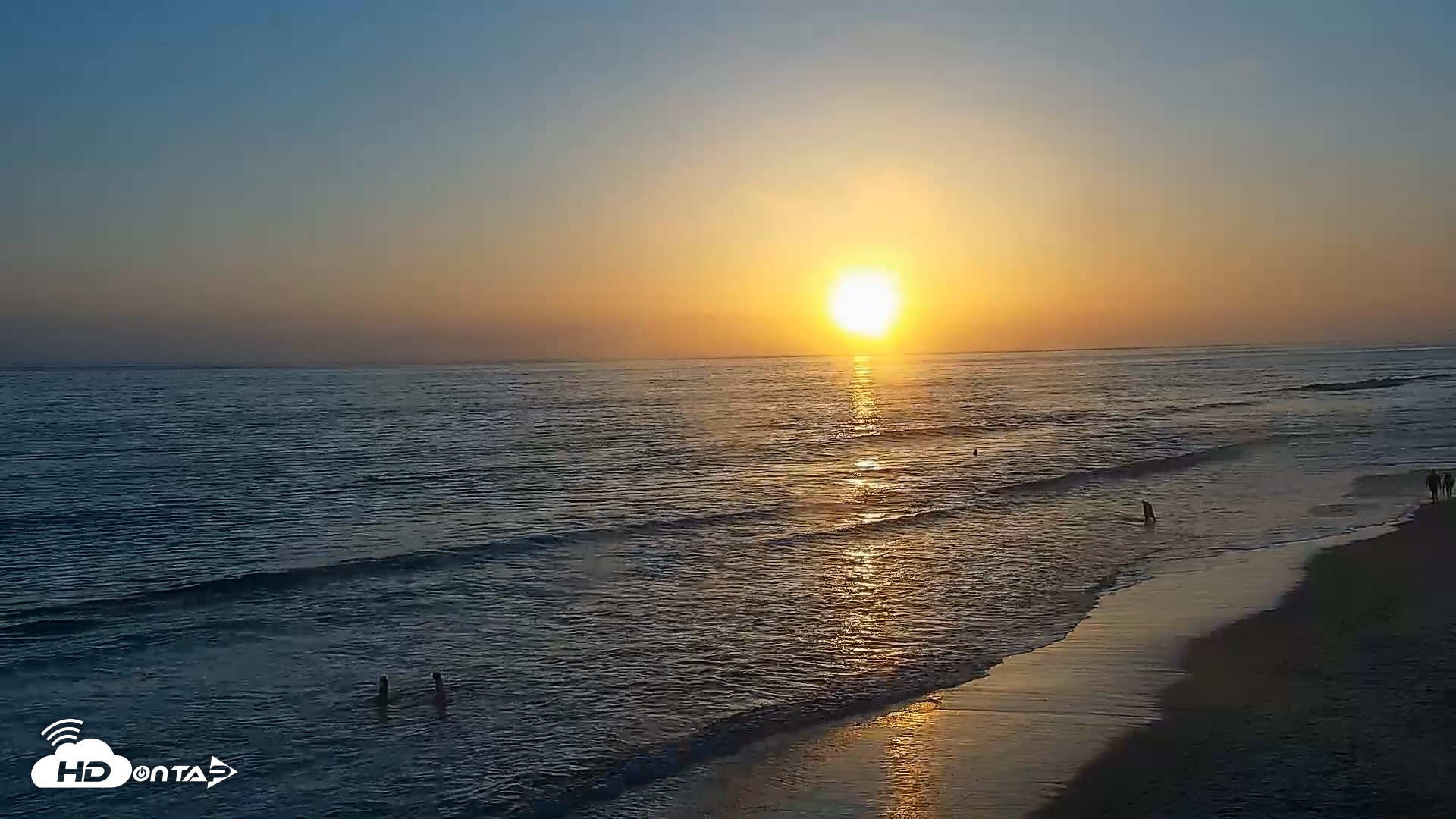 Snapshot of Carlsbad Beach Surf Live Webcam taken May 31, 2026, 7:42pm PDT