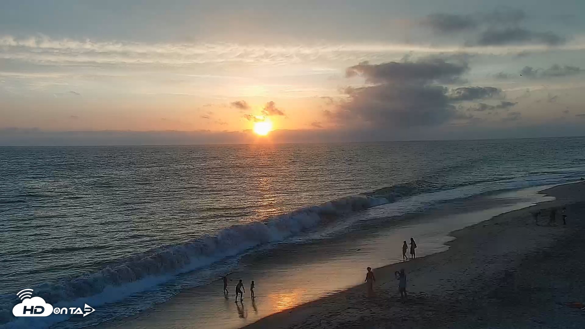 Snapshot of Carlsbad Beach Surf Live Webcam taken Aug 10, 2026, 7:34pm PDT