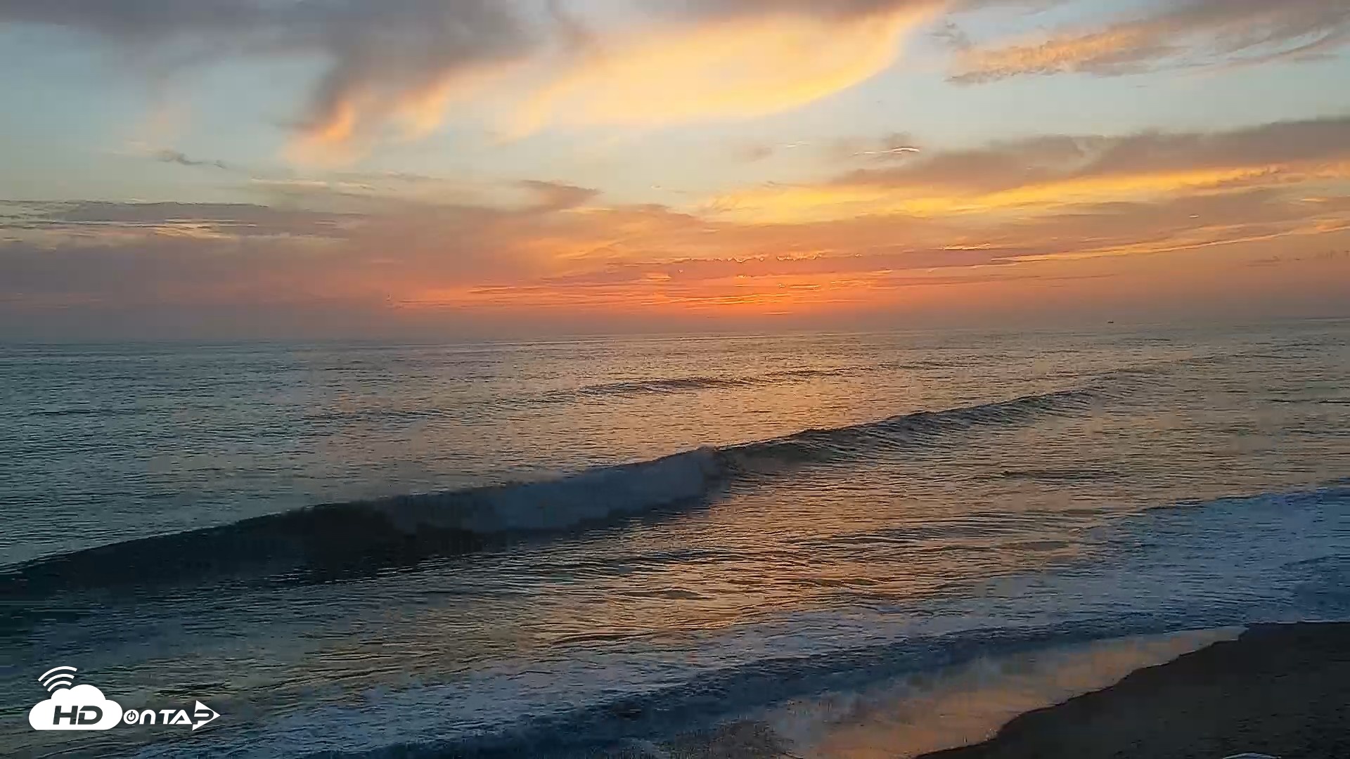 Snapshot of Carlsbad Beach Surf Live Webcam taken Aug 26, 2026, 7:25pm PDT