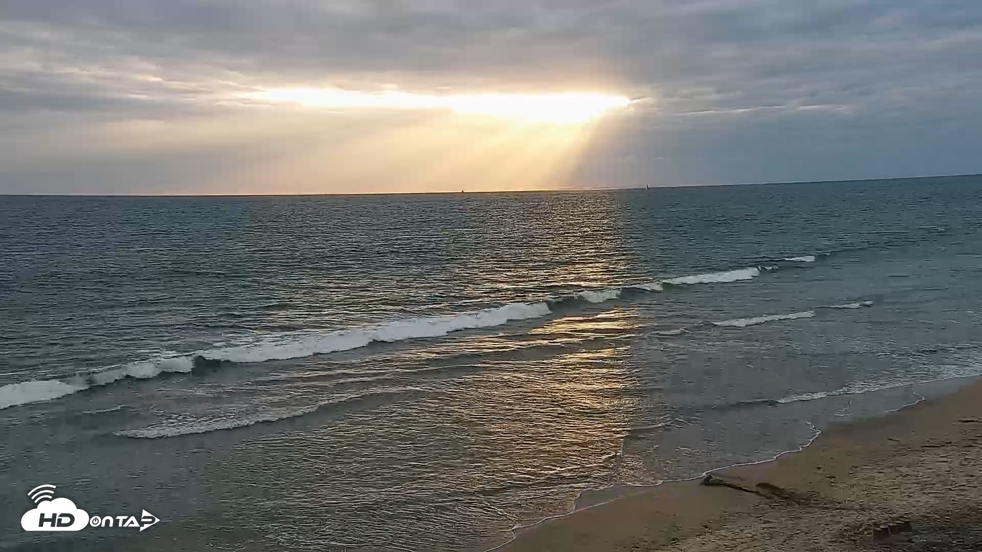 Snapshot of Carlsbad Beach Surf Live Webcam taken May 3, 2026, 6:57pm PDT