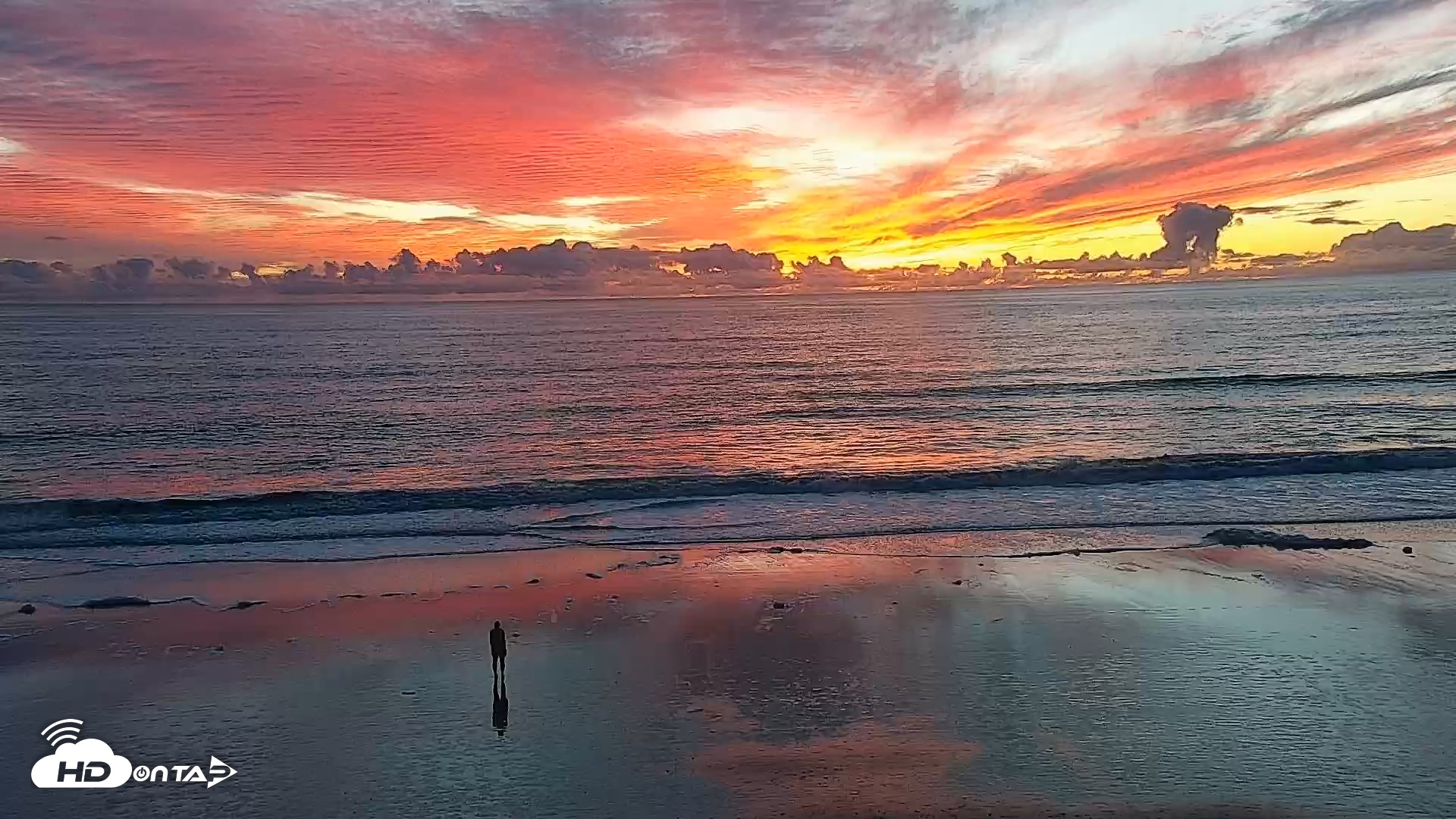 Snapshot of Carlsbad Beach Surf Live Webcam taken Jan 5, 2026, 5:11pm PST