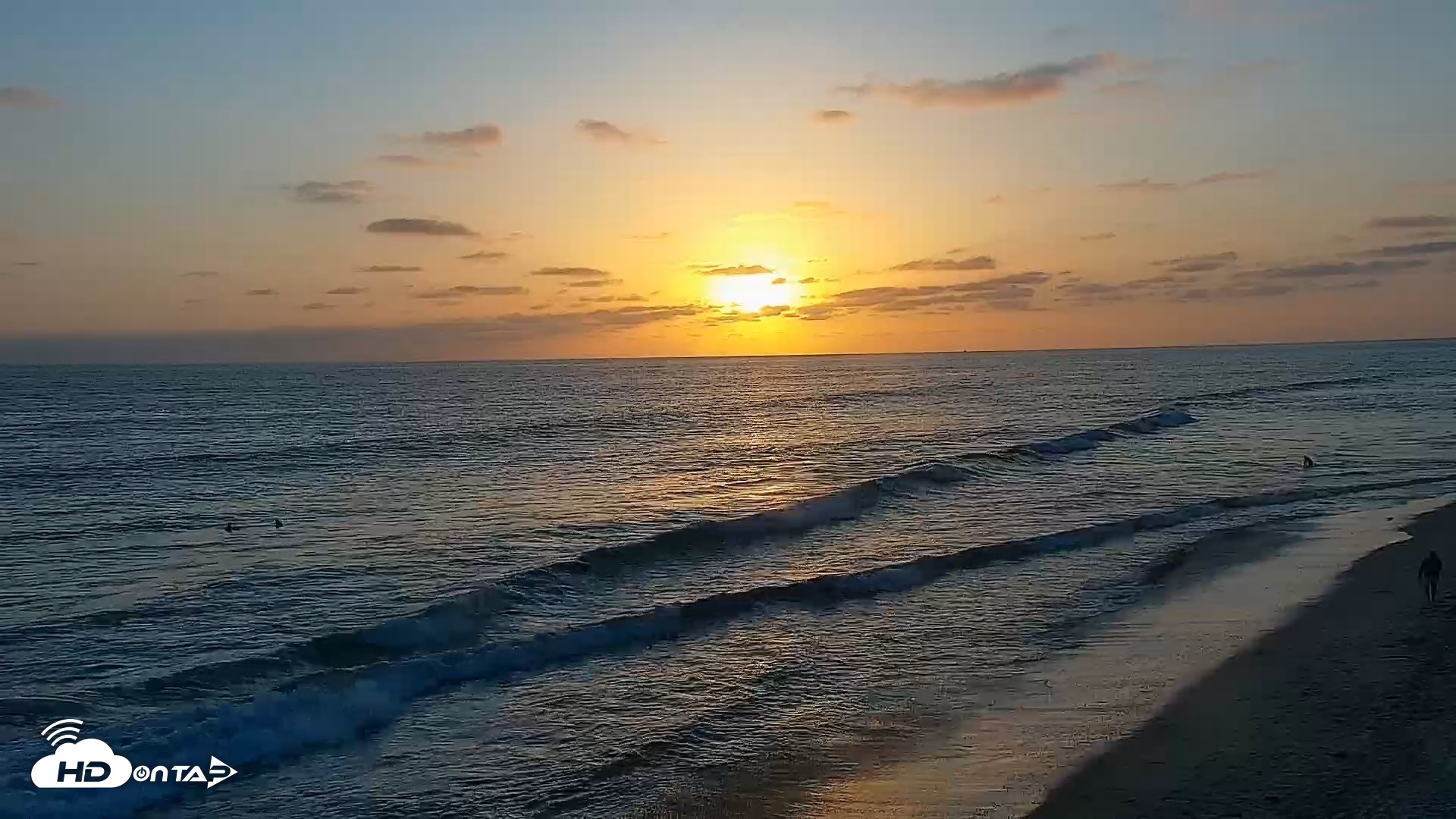 Snapshot of Carlsbad Beach Surf Live Webcam taken May 14, 2026, 7:29pm PDT