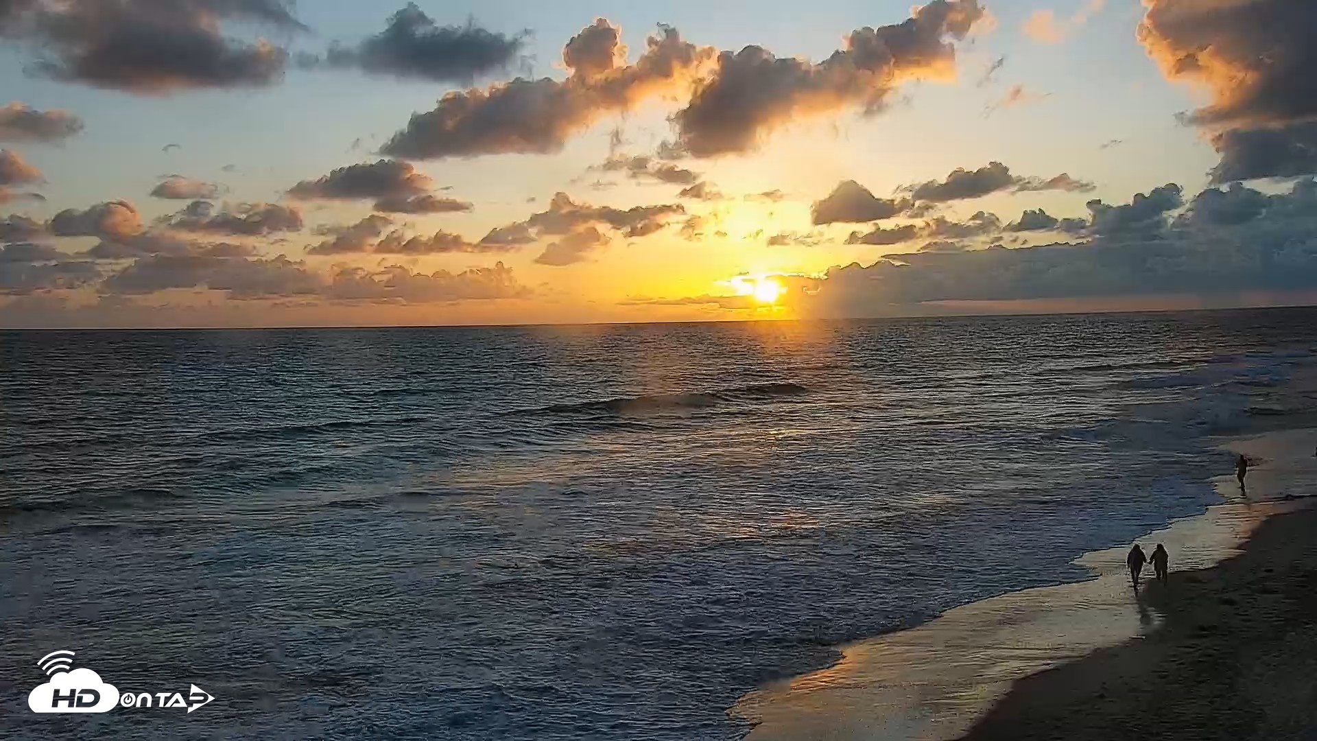 Snapshot of Carlsbad Beach Surf Live Webcam taken May 27, 2026, 7:43pm PDT
