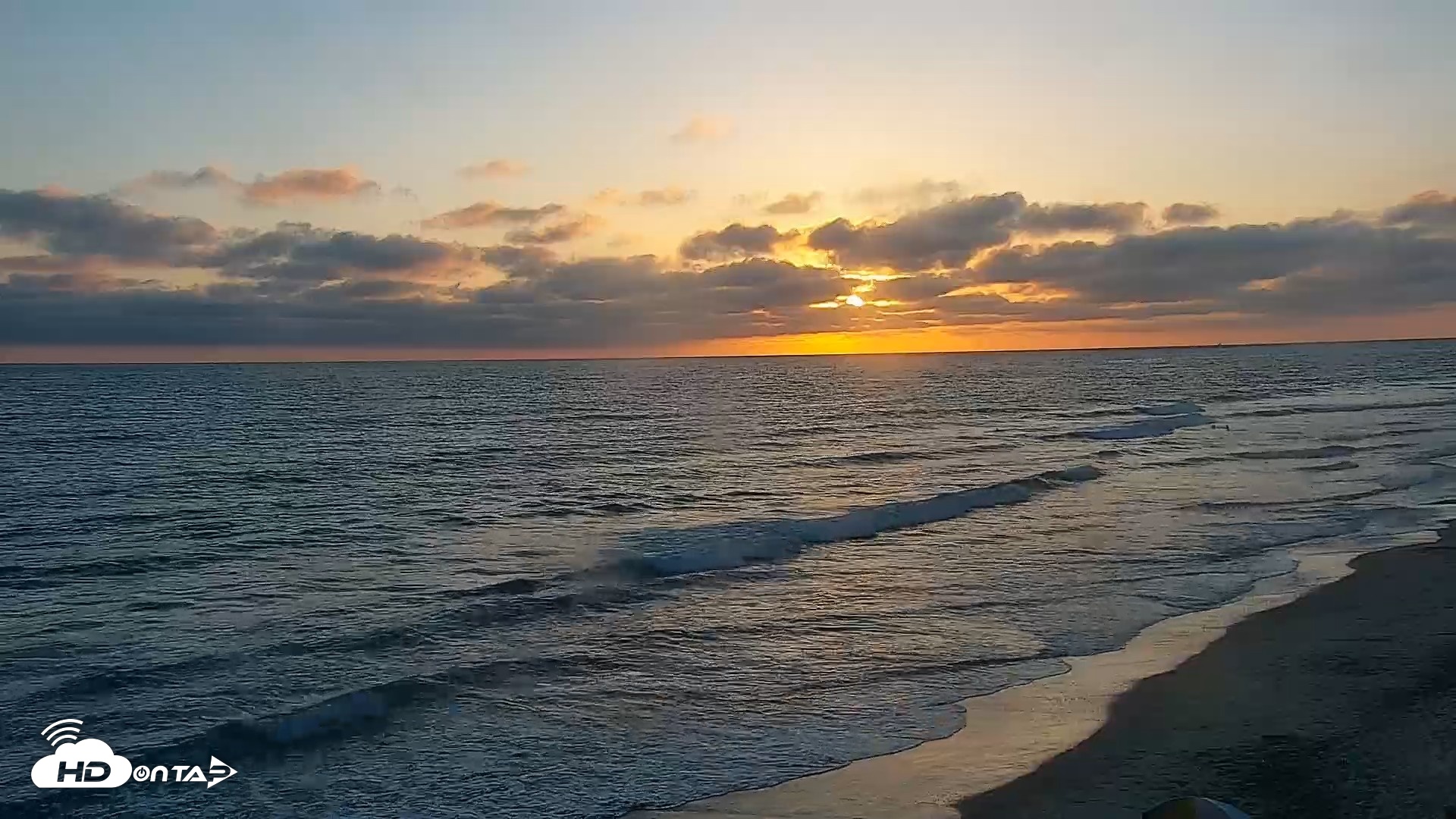 Snapshot of Carlsbad Beach Surf Live Webcam taken May 30, 2026, 7:40pm PDT
