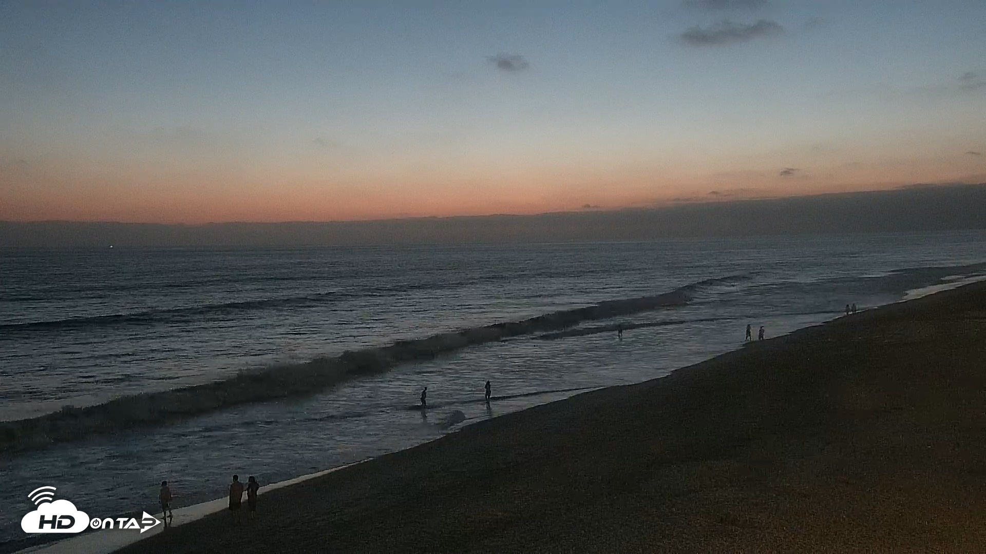 Snapshot of Carlsbad Beach Surf Live Webcam taken Aug 4, 2026, 8:25pm PDT
