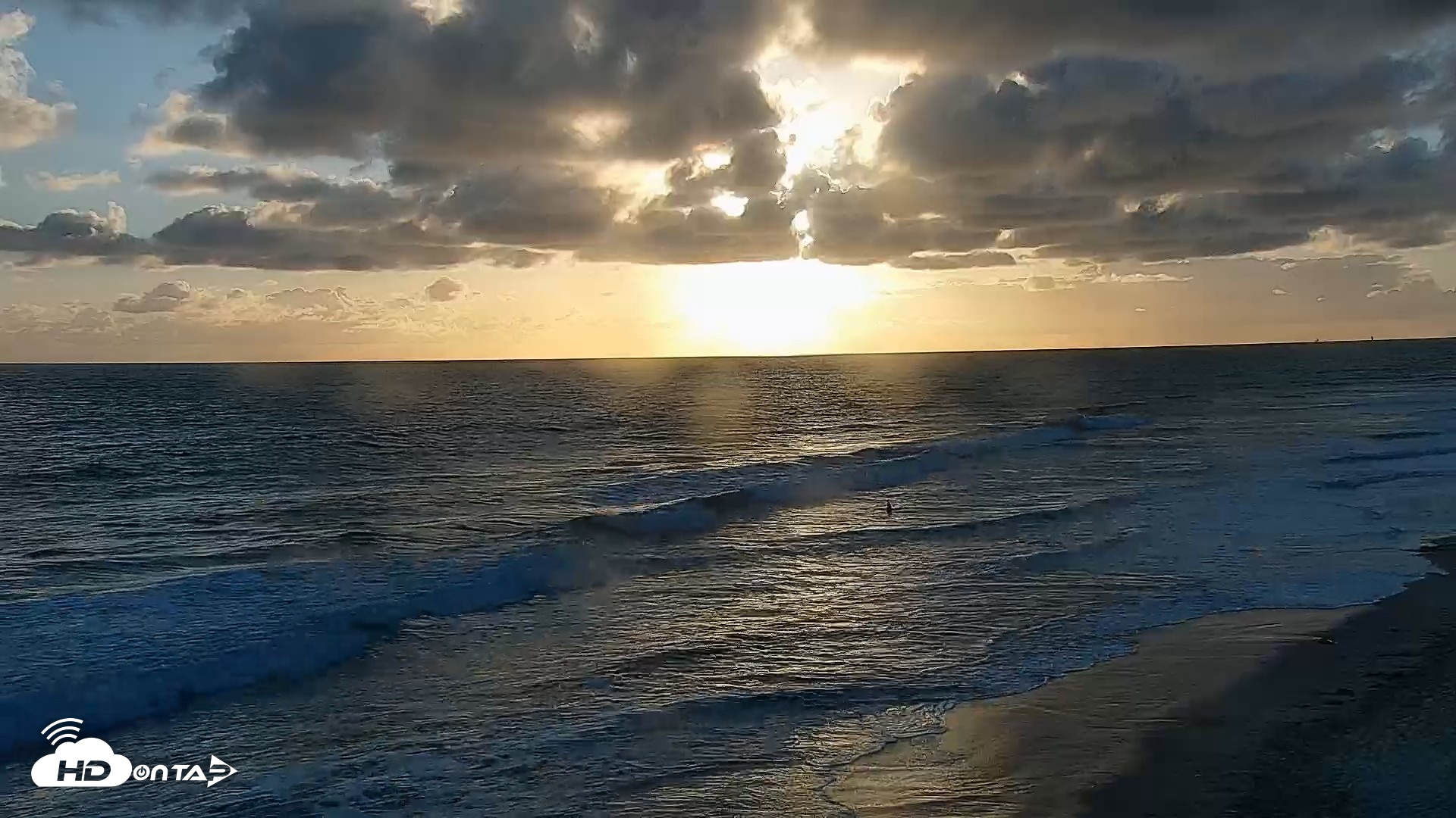 Snapshot of Carlsbad Beach Surf Live Webcam taken May 27, 2026, 7:23pm PDT