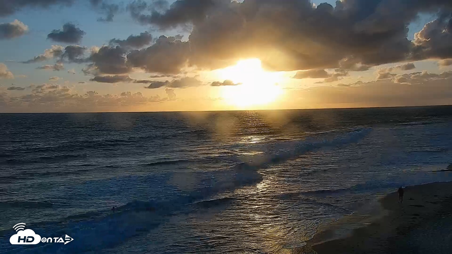Snapshot of Carlsbad Beach Surf Live Webcam taken May 27, 2026, 7:31pm PDT