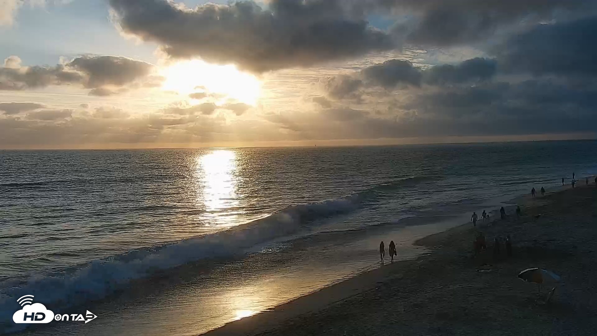 Snapshot of Carlsbad Beach Surf Live Webcam taken Aug 12, 2026, 7:00pm PDT