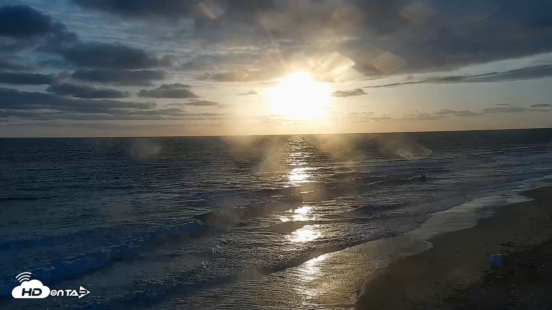 Snapshot of Carlsbad Beach Surf Live Webcam taken May 25, 2026, 7:25pm PDT