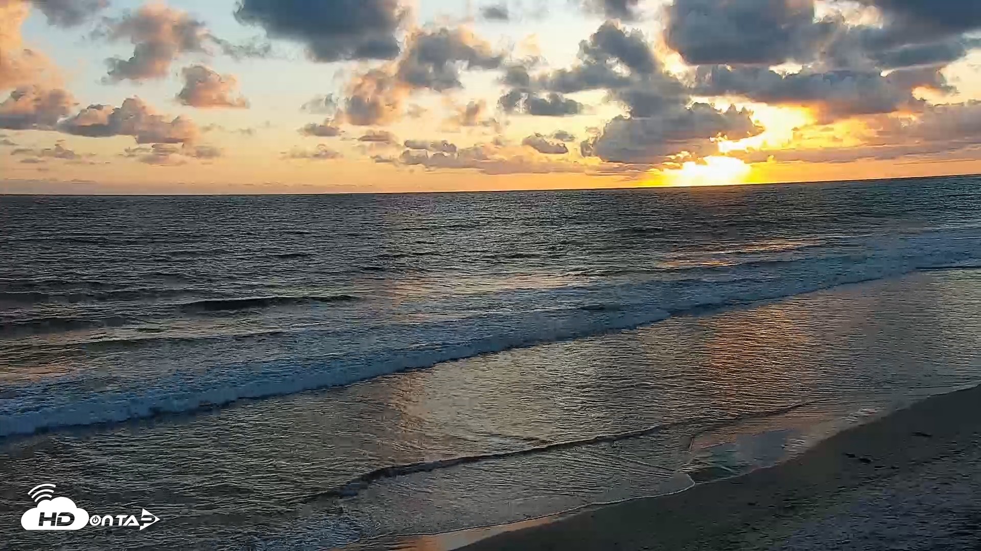 Snapshot of Carlsbad Beach Surf Live Webcam taken May 5, 2026, 7:22pm PDT