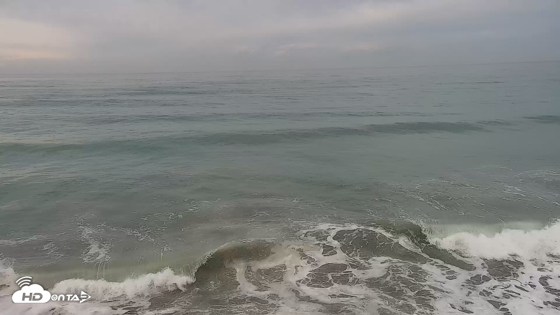 Snapshot of Carlsbad Beach Surf Live Webcam taken Oct 10, 2026, 8:16am PDT