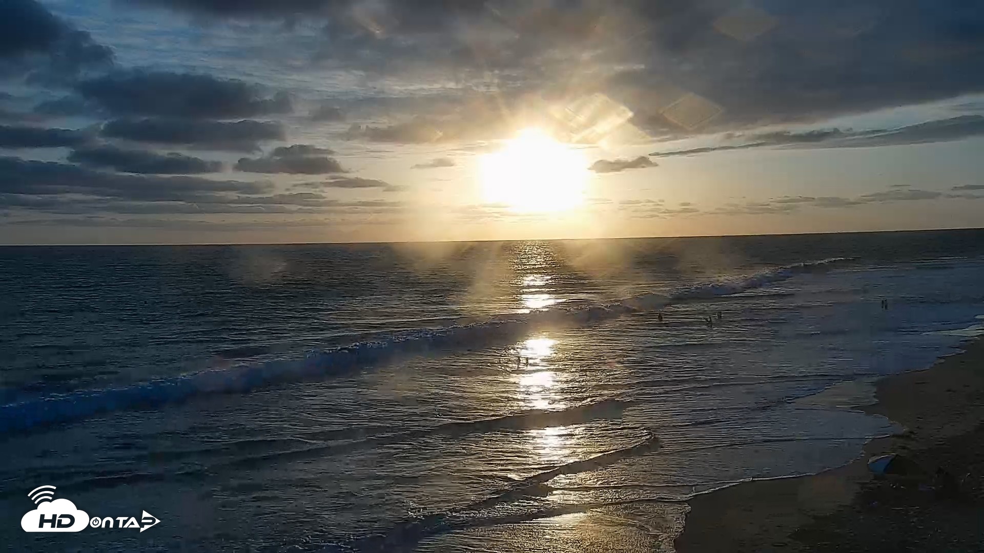 Snapshot of Carlsbad Beach Surf Live Webcam taken May 25, 2026, 7:26pm PDT