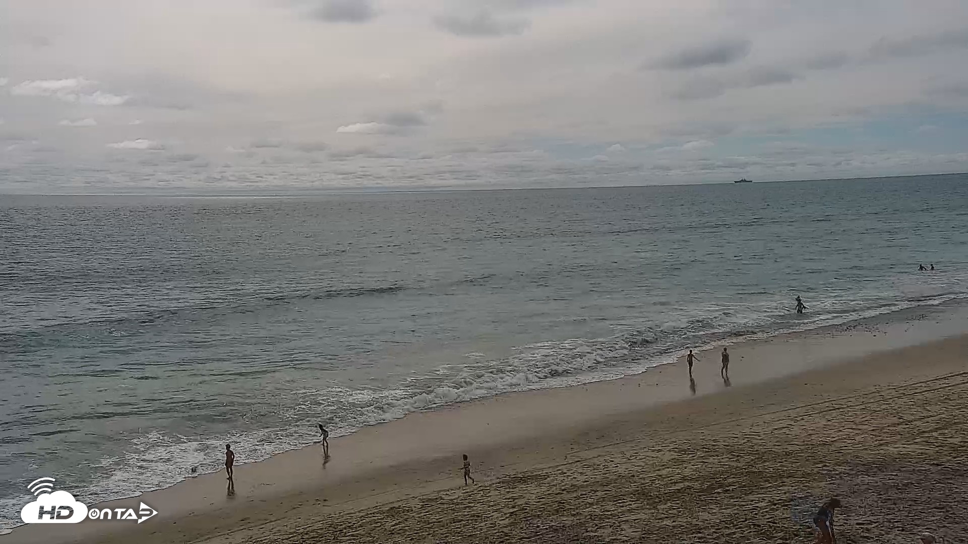 Snapshot of Carlsbad Beach Surf Live Webcam taken Aug 13, 2026, 4:10pm PDT