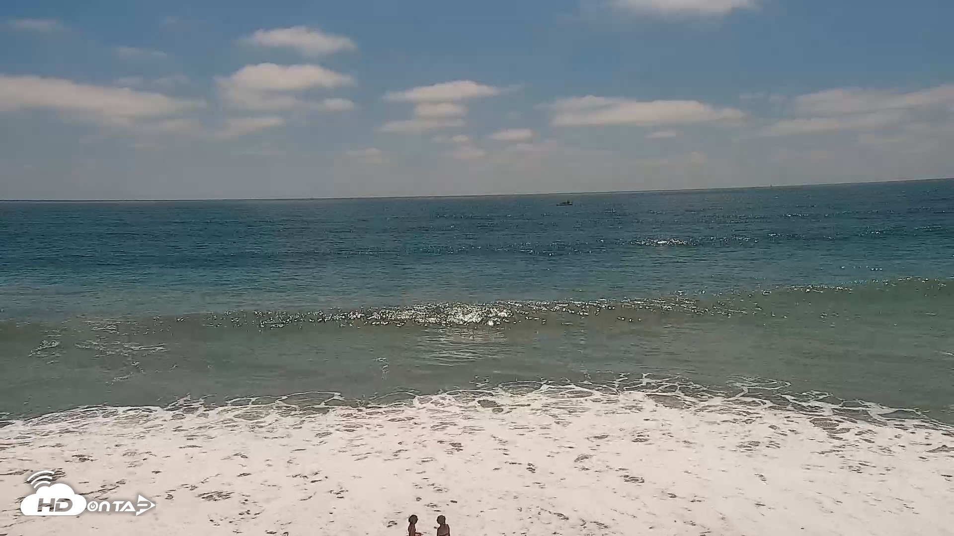 Snapshot of Carlsbad Beach Surf Live Webcam taken Aug 16, 2026, 2:33pm PDT
