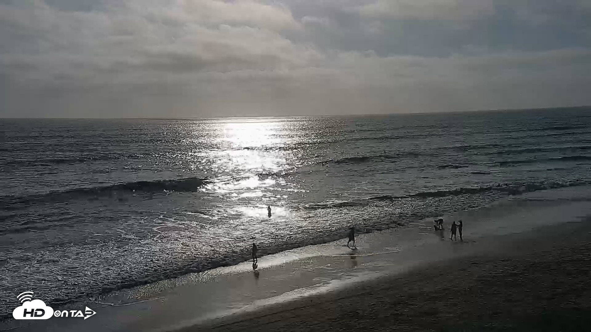Snapshot of Carlsbad Beach Surf Live Webcam taken Aug 30, 2026, 5:38pm PDT