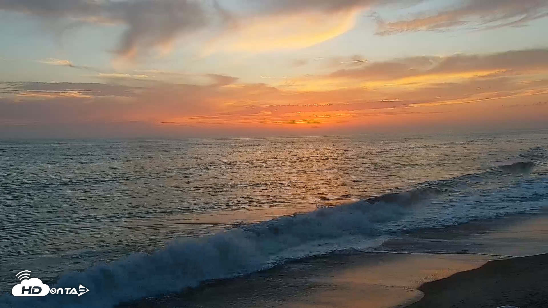 Snapshot of Carlsbad Beach Surf Live Webcam taken Aug 26, 2026, 7:23pm PDT