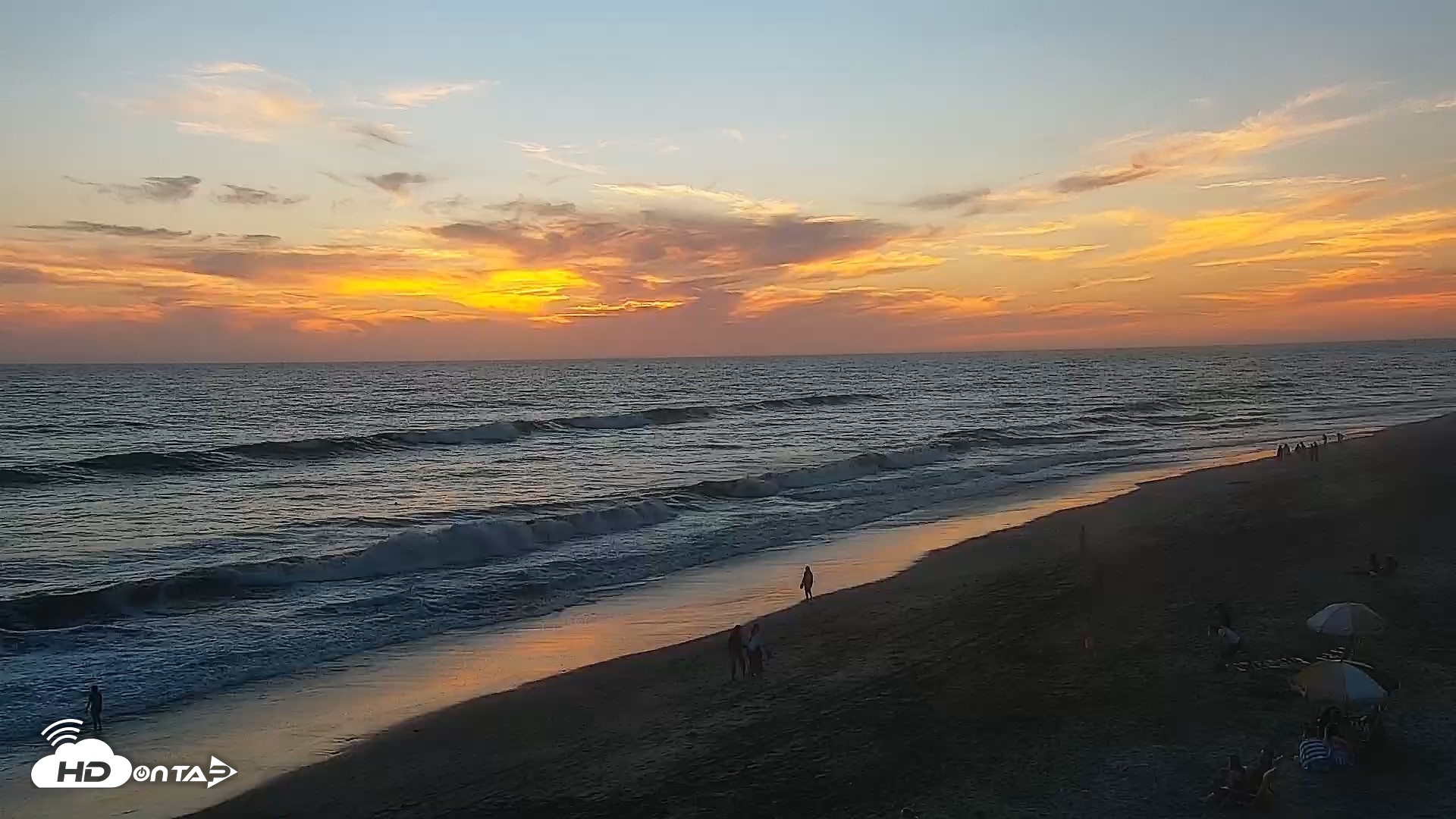 Snapshot of Carlsbad Beach Surf Live Webcam taken Aug 17, 2026, 7:37pm PDT