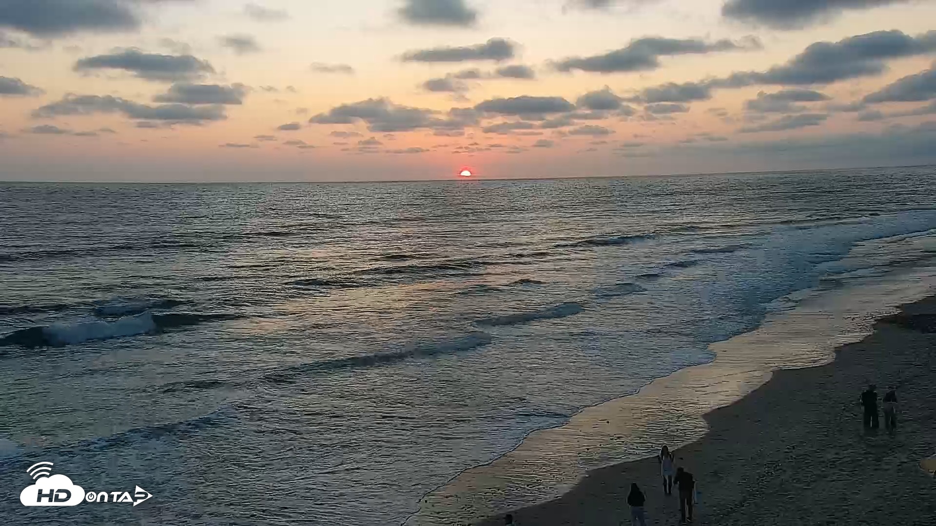 Snapshot of Carlsbad Beach Surf Live Webcam taken May 2, 2025, 7:31pm PDT