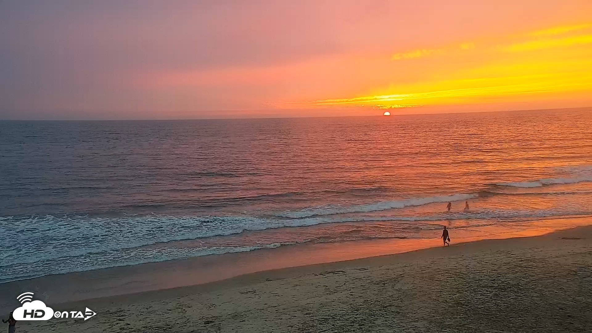 Snapshot of Carlsbad Beach Surf Live Webcam taken Sep 21, 2025, 6:46pm PDT