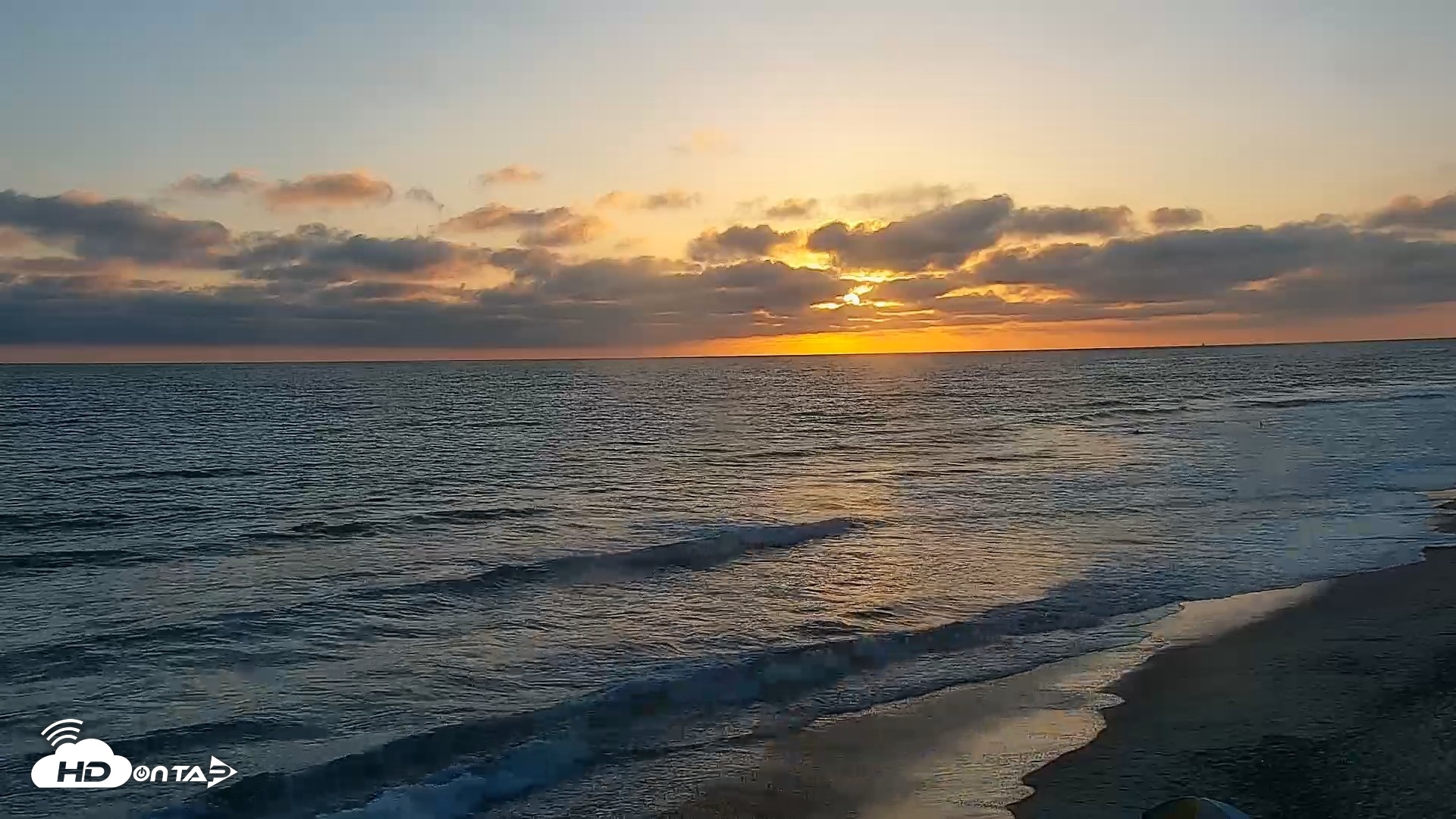 Snapshot of Carlsbad Beach Surf Live Webcam taken May 30, 2026, 7:40pm PDT