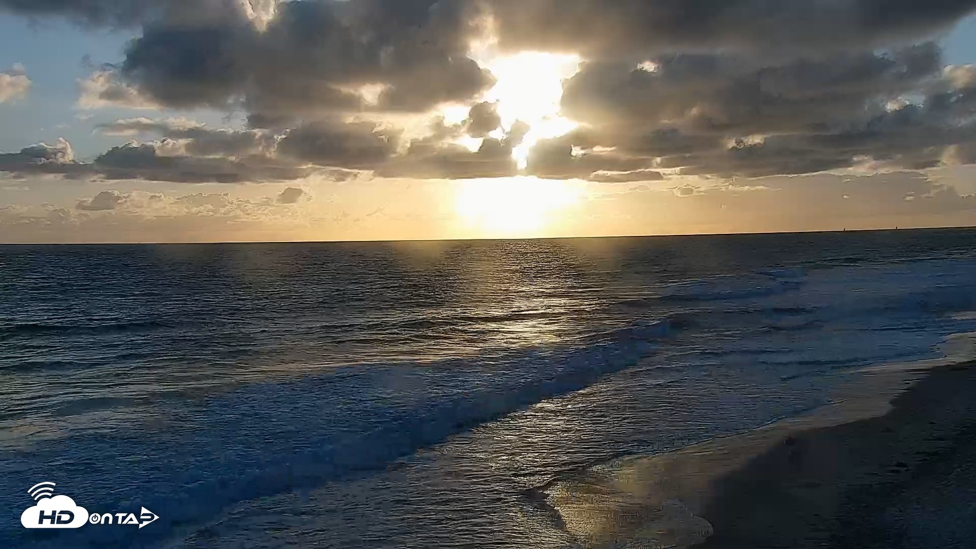 Snapshot of Carlsbad Beach Surf Live Webcam taken May 27, 2026, 7:21pm PDT