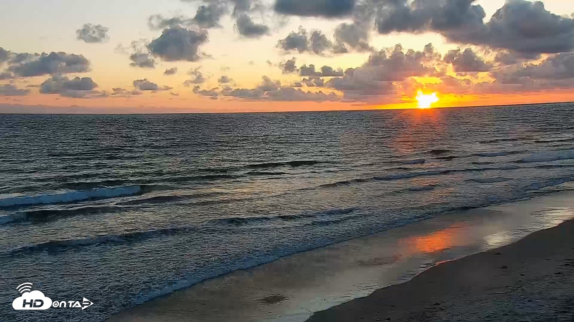 Snapshot of Carlsbad Beach Surf Live Webcam taken May 5, 2026, 7:31pm PDT