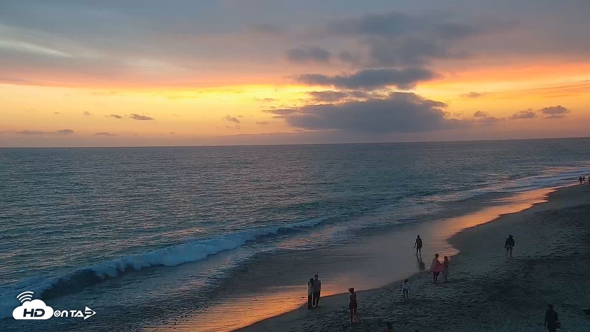 Snapshot of Carlsbad Beach Surf Live Webcam taken Aug 10, 2026, 7:52pm PDT