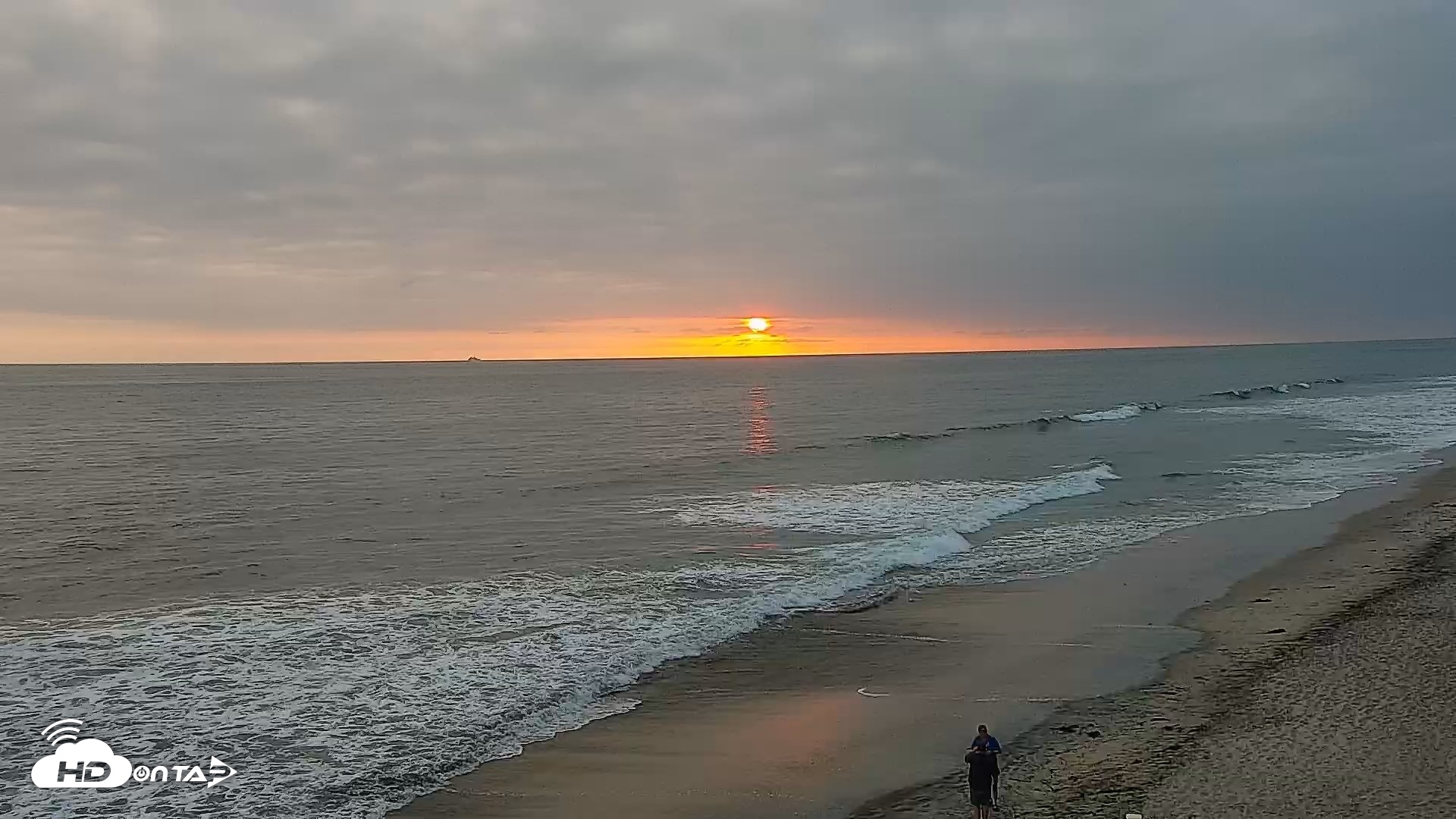 Snapshot of Carlsbad Beach Surf Live Webcam taken May 12, 2026, 7:34pm PDT