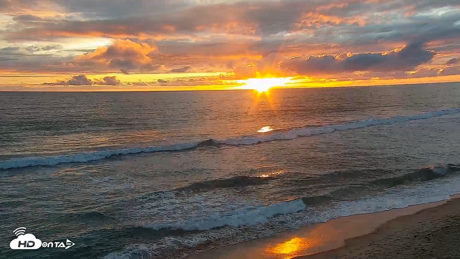 Snapshot of Carlsbad Beach Surf Live Webcam taken Apr 12, 2026, 7:17pm PDT