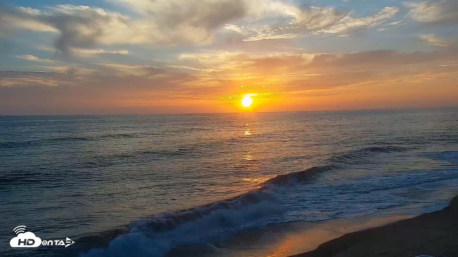 Snapshot of Carlsbad Beach Surf Live Webcam taken Aug 26, 2026, 7:16pm PDT