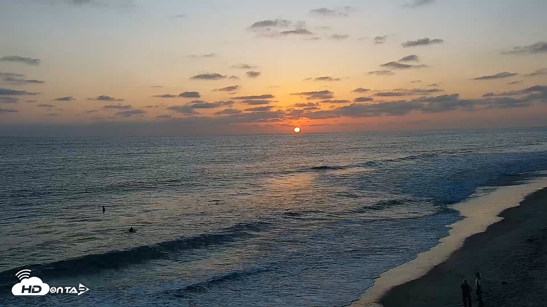 Snapshot of Carlsbad Beach Surf Live Webcam taken May 14, 2026, 7:41pm PDT