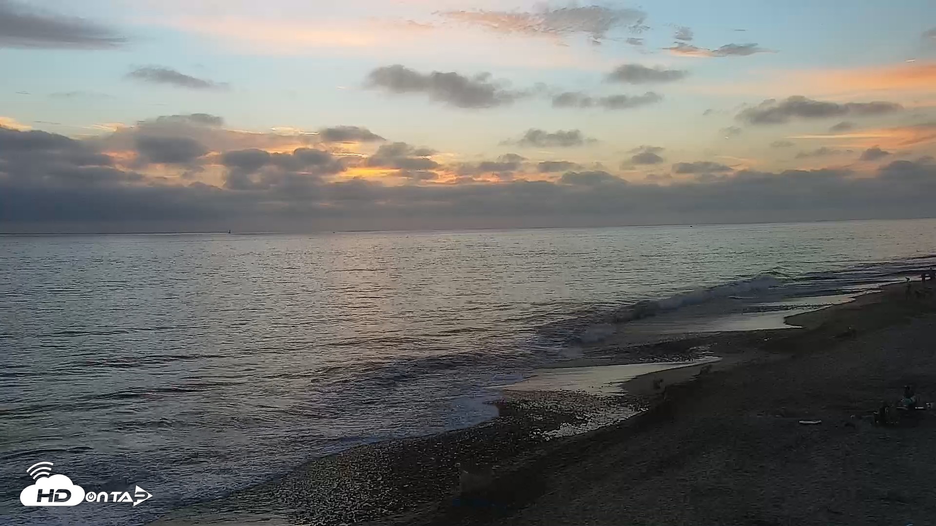 Snapshot of Carlsbad Beach Surf Live Webcam taken Aug 21, 2026, 7:31pm PDT