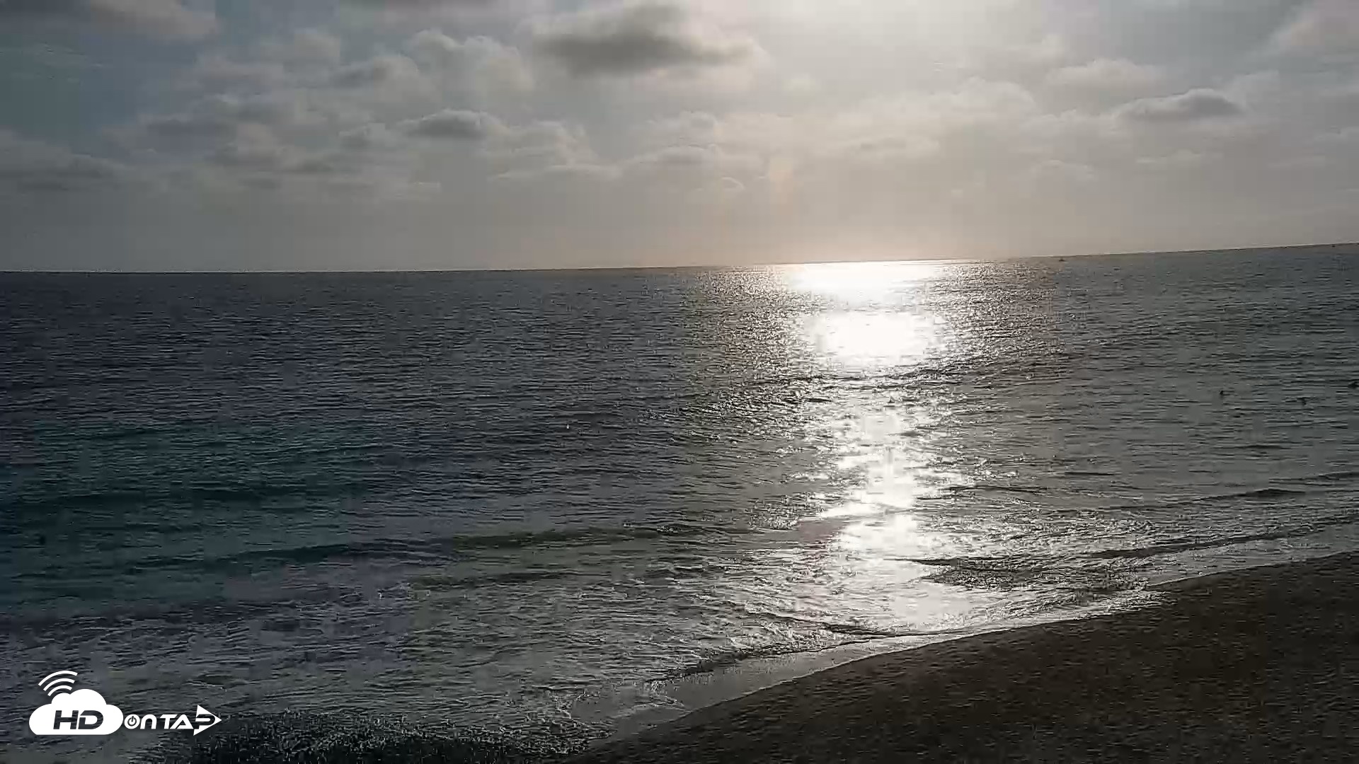 Snapshot of Carlsbad Beach Surf Live Webcam taken Aug 6, 2026, 6:21pm PDT