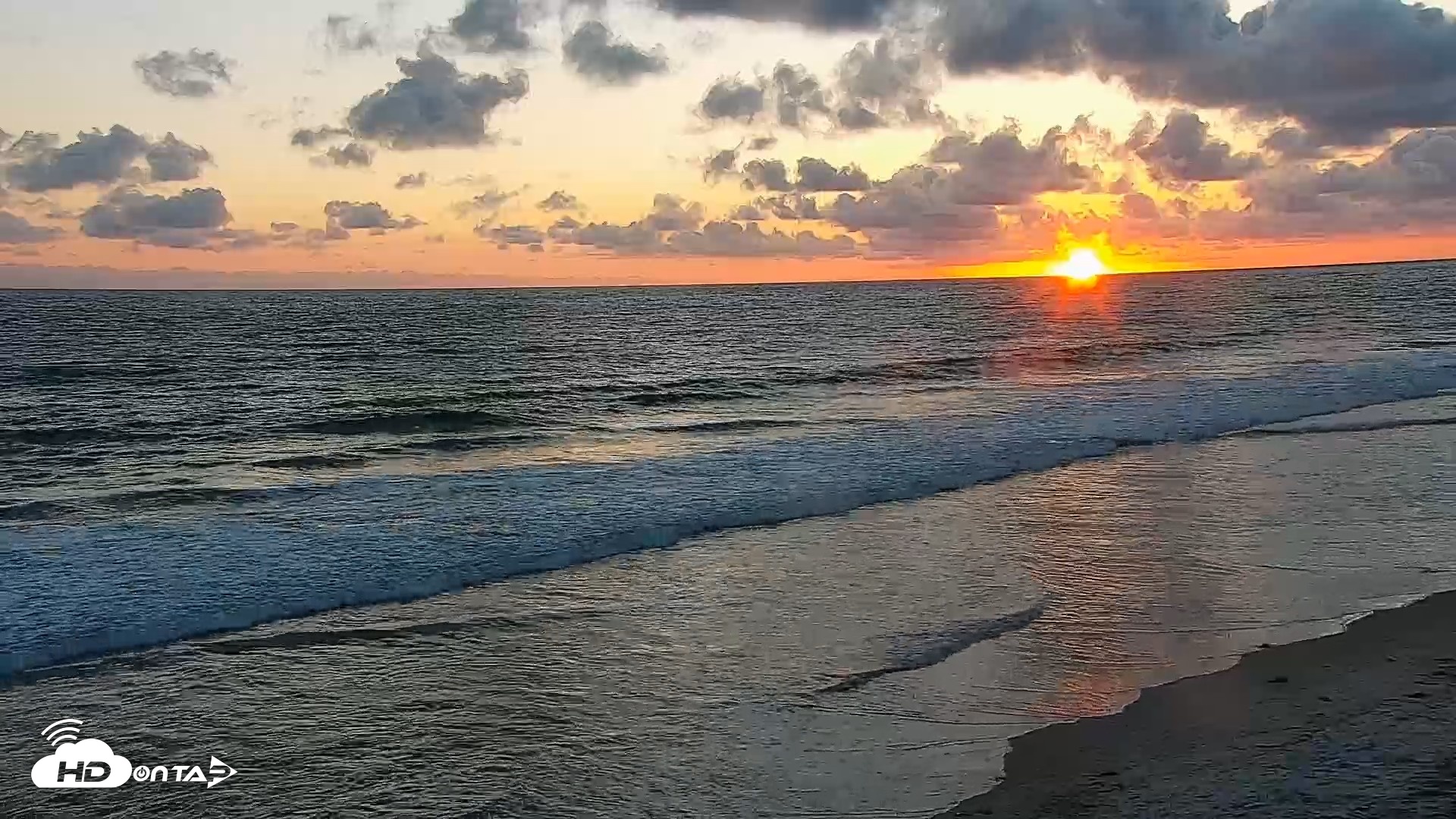 Snapshot of Carlsbad Beach Surf Live Webcam taken May 5, 2026, 7:34pm PDT