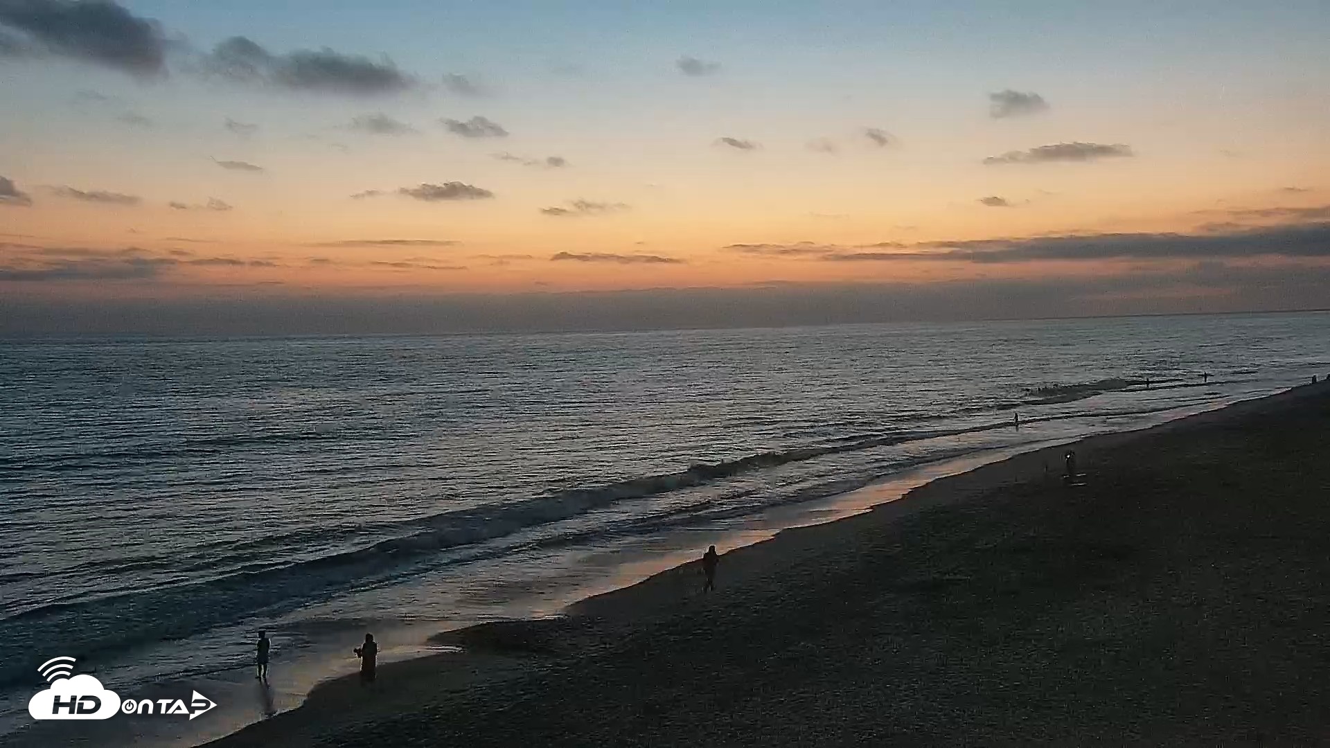 Snapshot of Carlsbad Beach Surf Live Webcam taken Aug 6, 2026, 8:14pm PDT