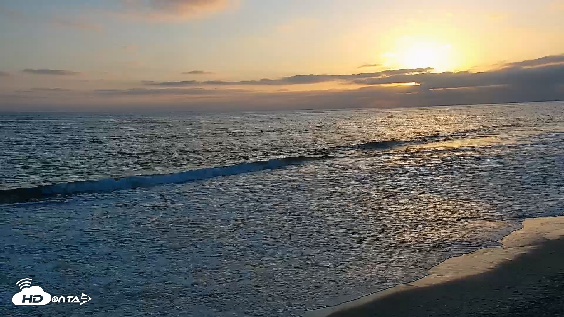 Snapshot of Carlsbad Beach Surf Live Webcam taken May 10, 2026, 7:24pm PDT