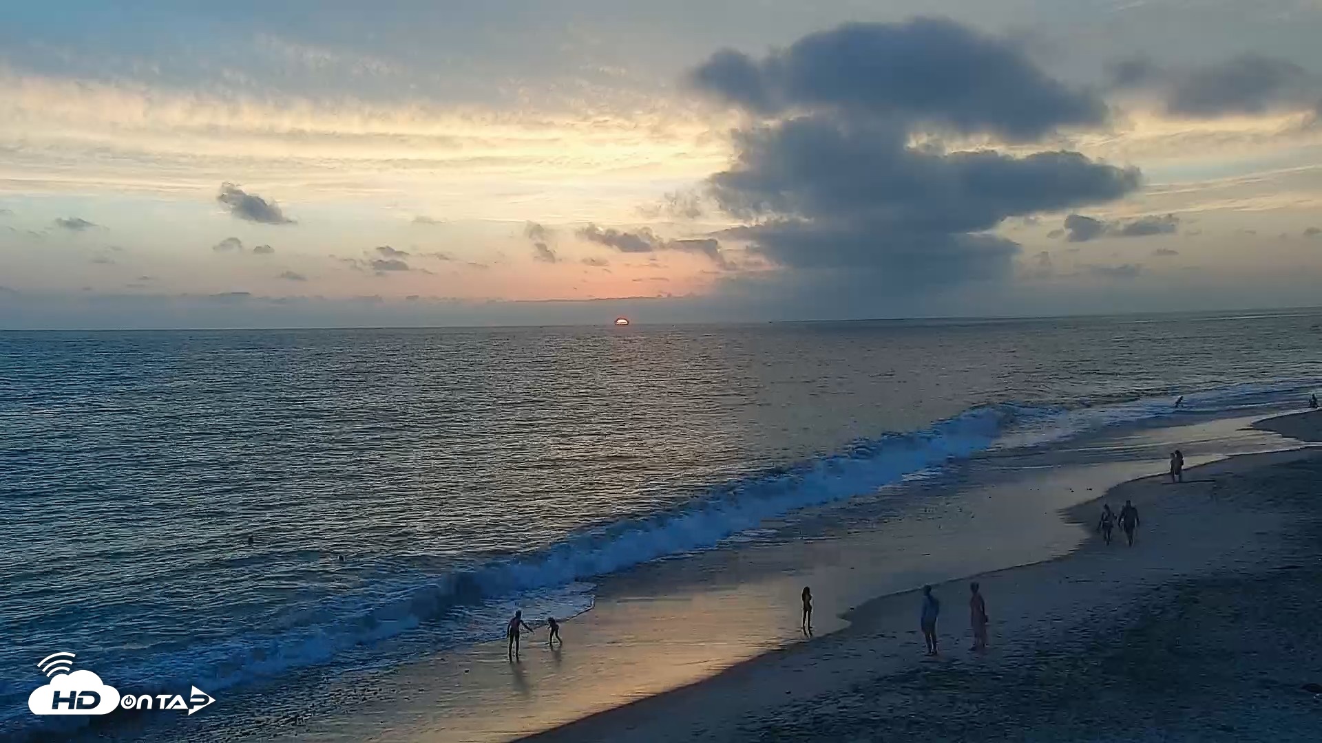 Snapshot of Carlsbad Beach Surf Live Webcam taken Aug 10, 2026, 7:40pm PDT
