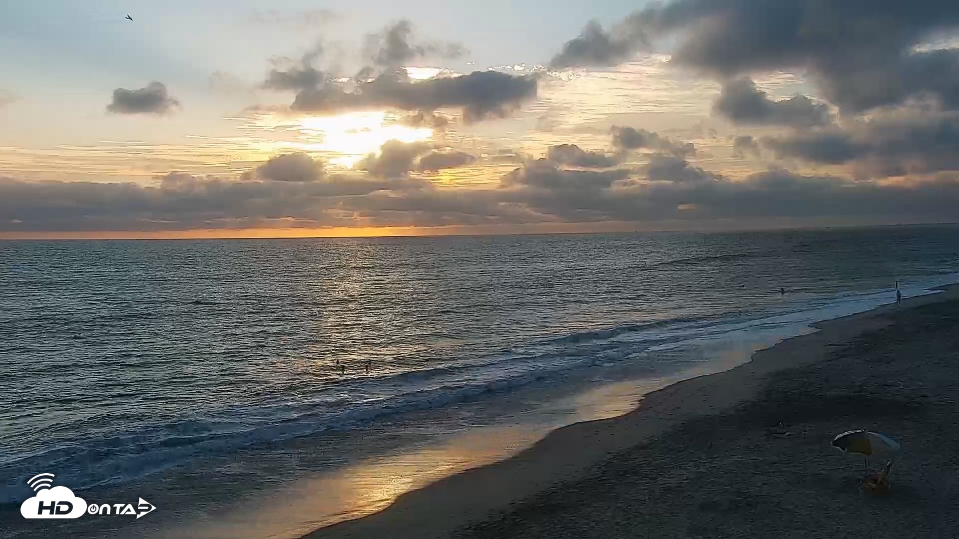 Snapshot of Carlsbad Beach Surf Live Webcam taken Aug 12, 2026, 7:11pm PDT