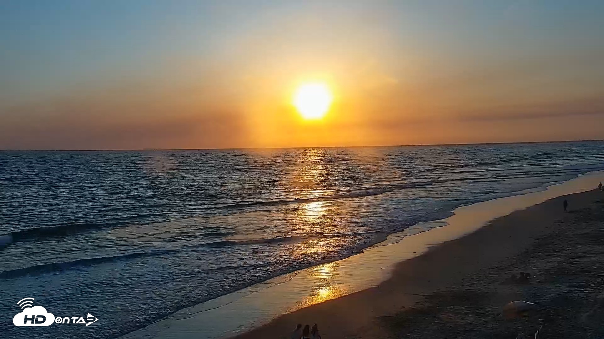 Snapshot of Carlsbad Beach Surf Live Webcam taken May 19, 2026, 7:22pm PDT