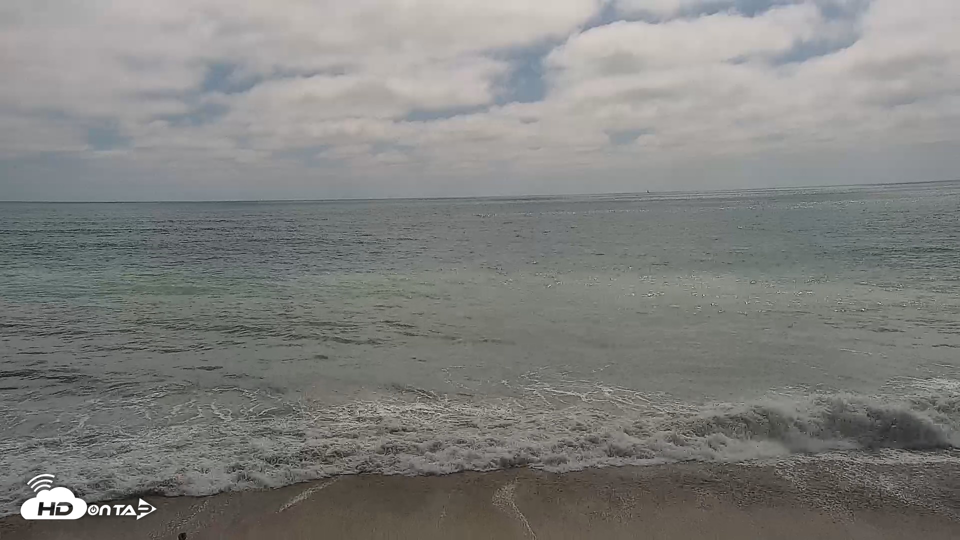Snapshot of Carlsbad Beach Surf Live Webcam taken Aug 16, 2026, 3:12pm PDT