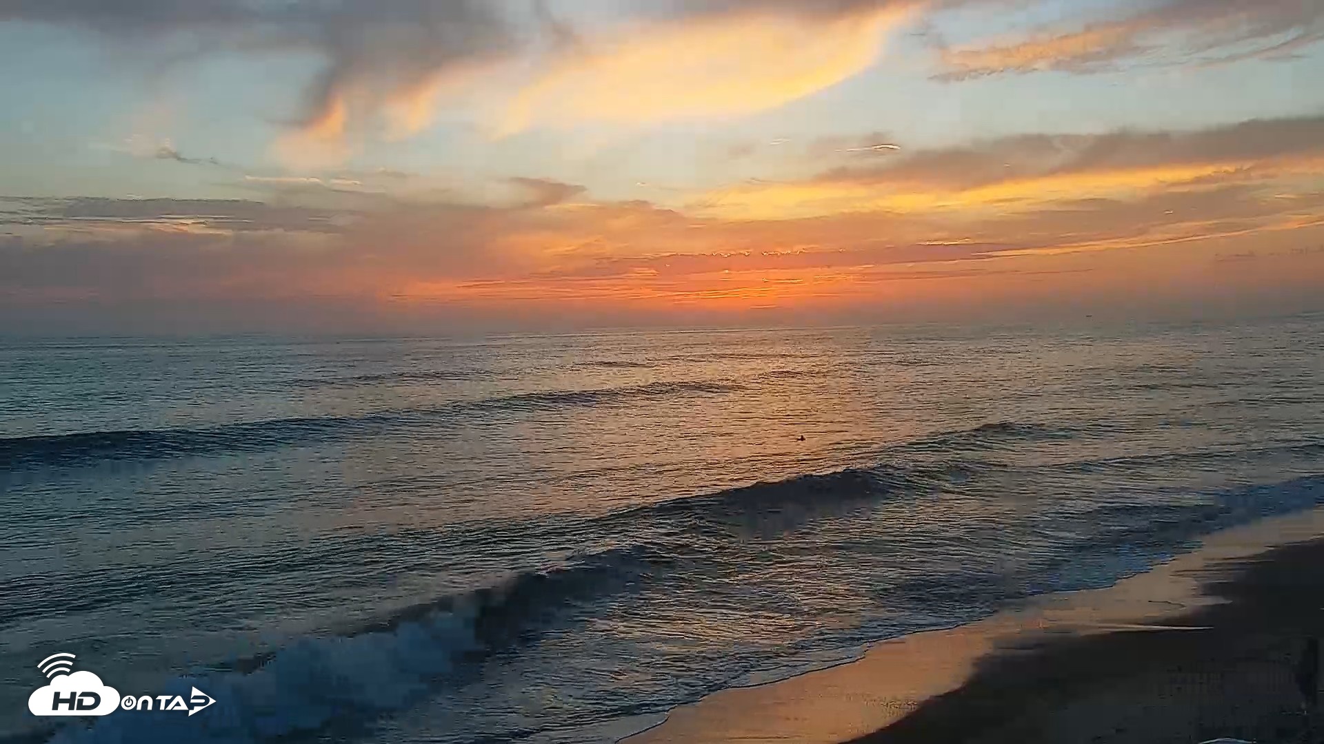 Snapshot of Carlsbad Beach Surf Live Webcam taken Aug 26, 2026, 7:24pm PDT
