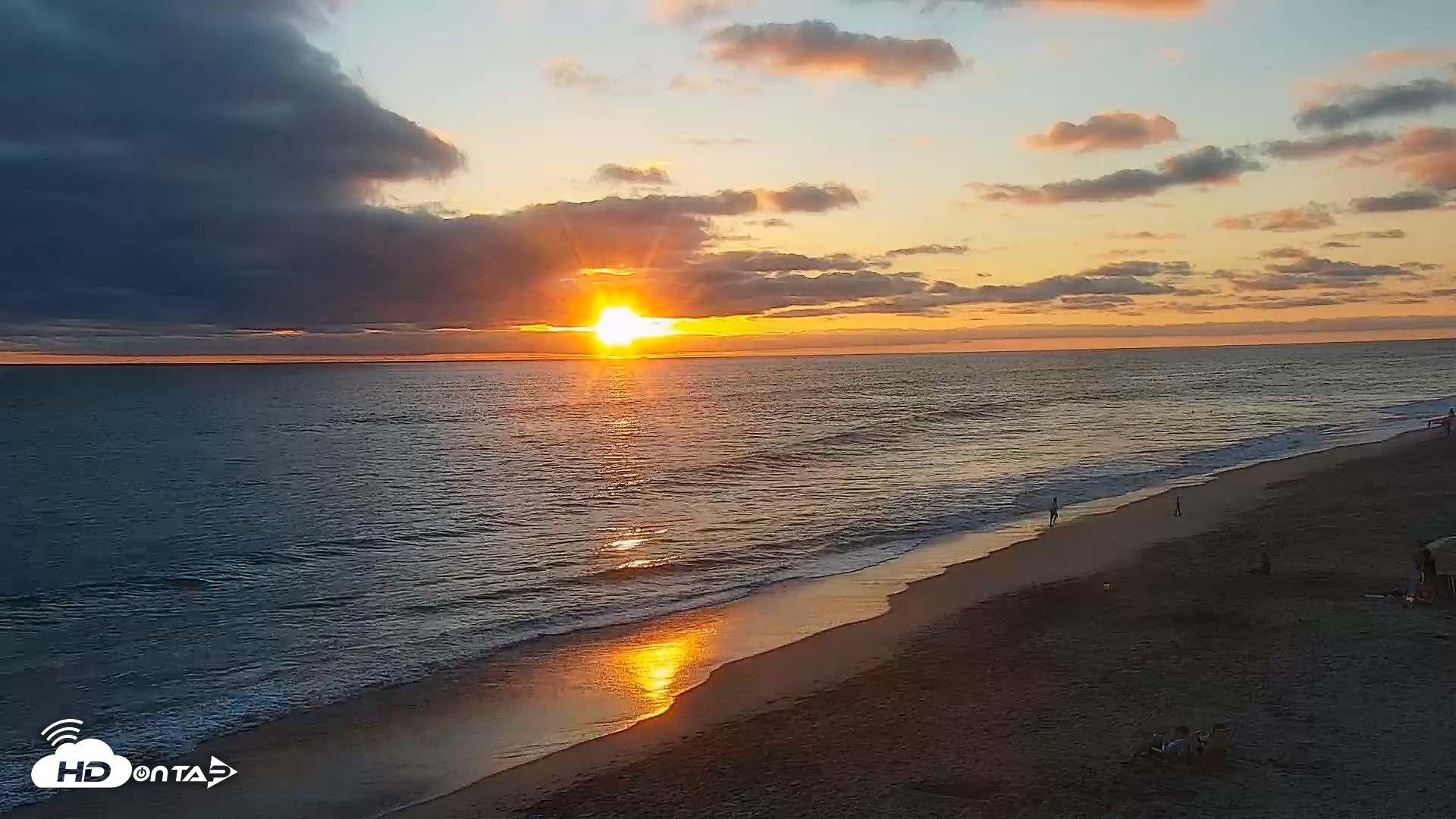 Snapshot of Carlsbad Beach Surf Live Webcam taken Aug 14, 2026, 7:27pm PDT