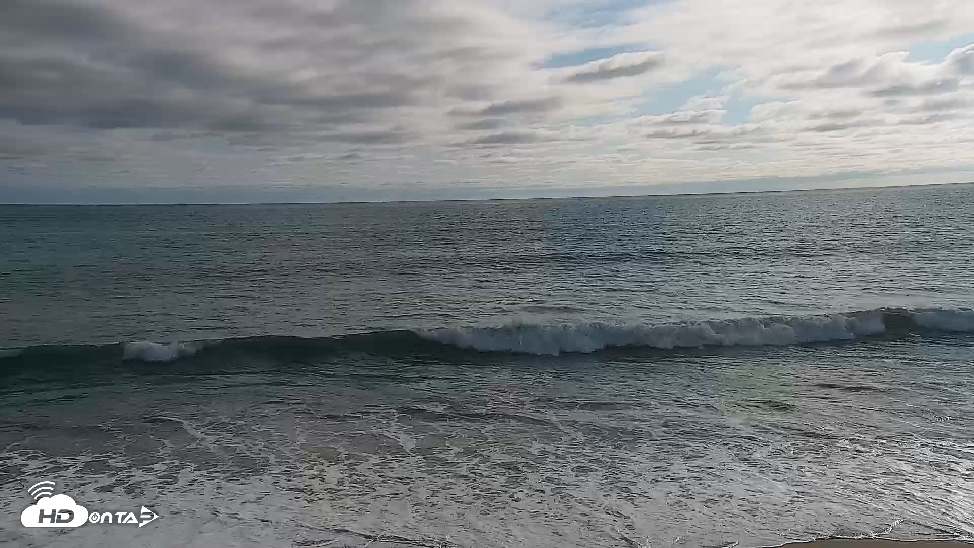 Snapshot of Carlsbad Beach Surf Live Webcam taken Aug 14, 2026, 5:40pm PDT