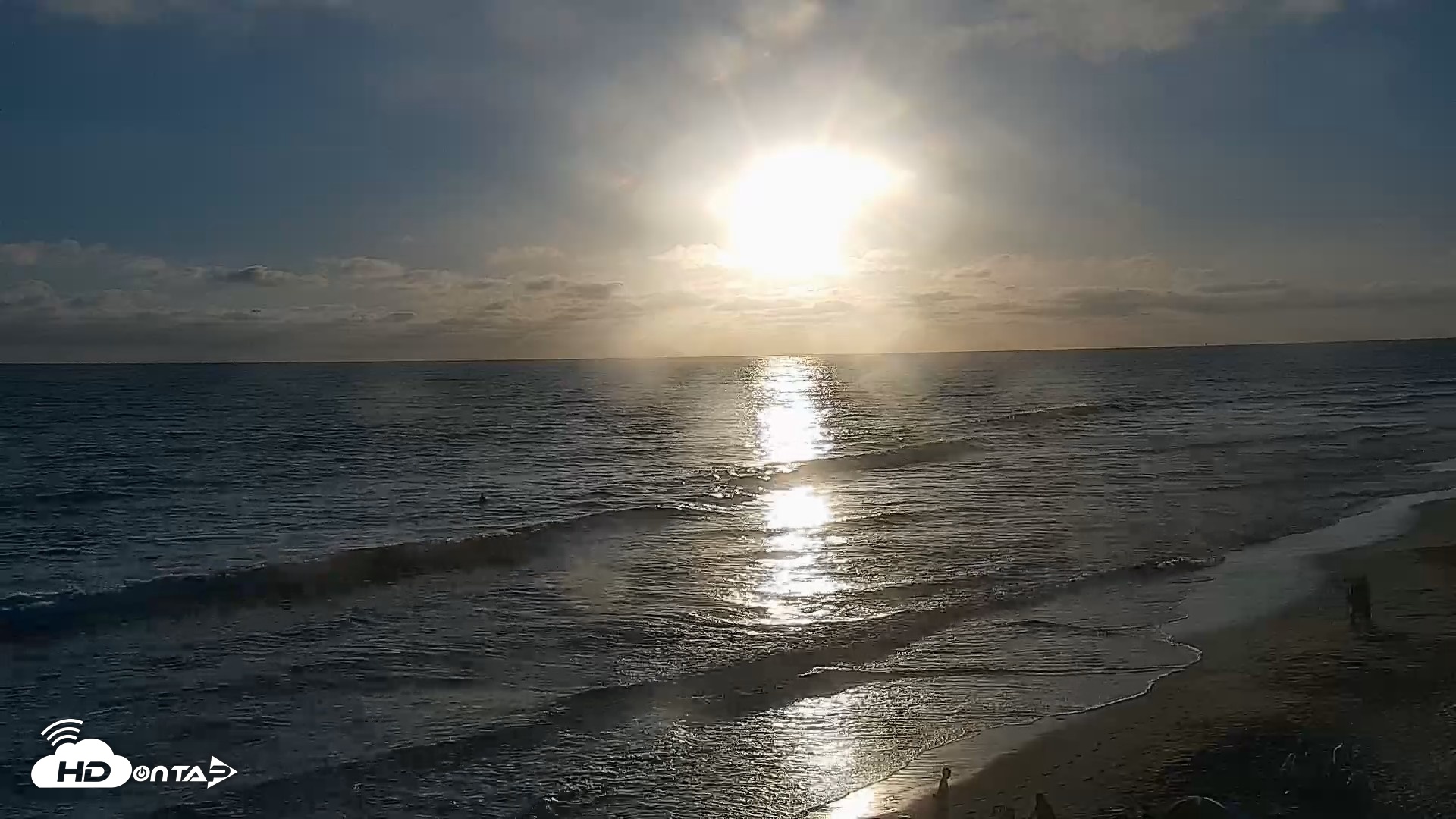 Snapshot of Carlsbad Beach Surf Live Webcam taken May 30, 2026, 7:21pm PDT
